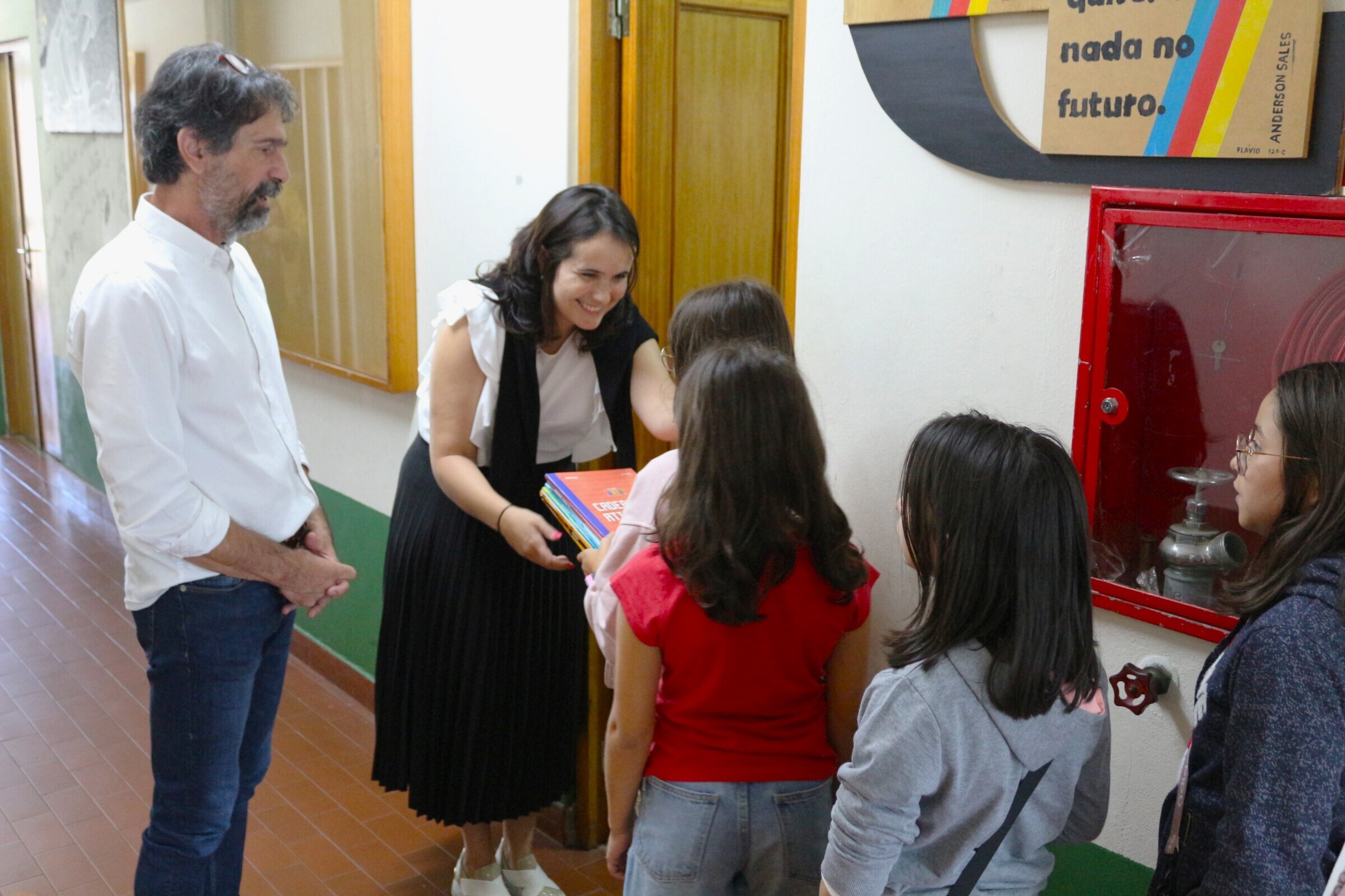 Entrega dos cadernos de fichas aos alunos do 2.º ciclo