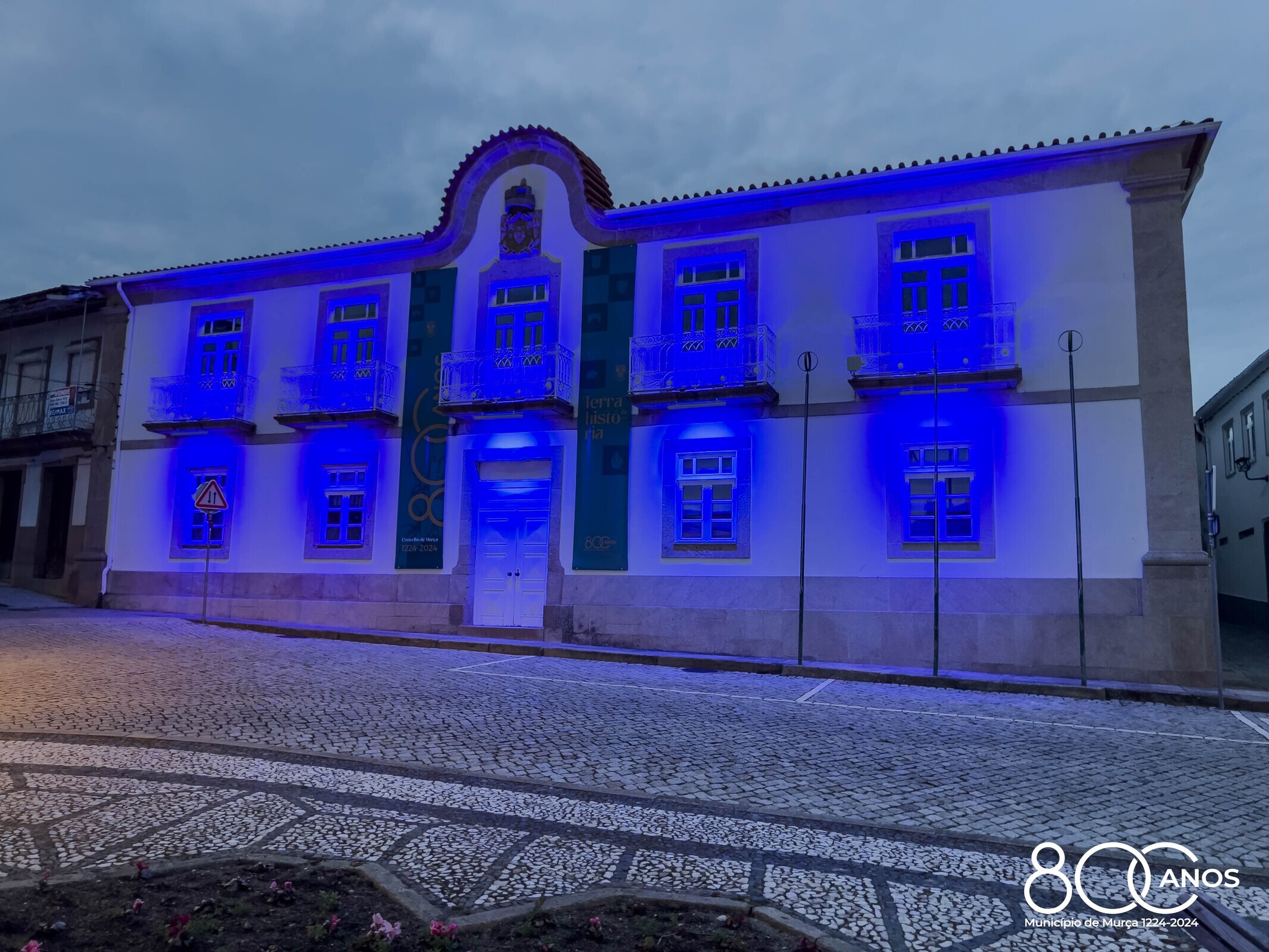 Paços do Concelho iluminado de azul para assinalar prevenção dos maus tratos na infância