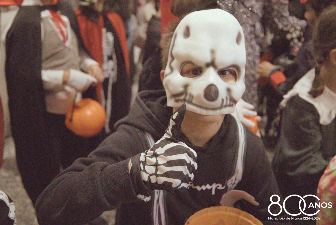 "Halloween" no Centro Escolar: Alunos assustam pelas ruas da vila