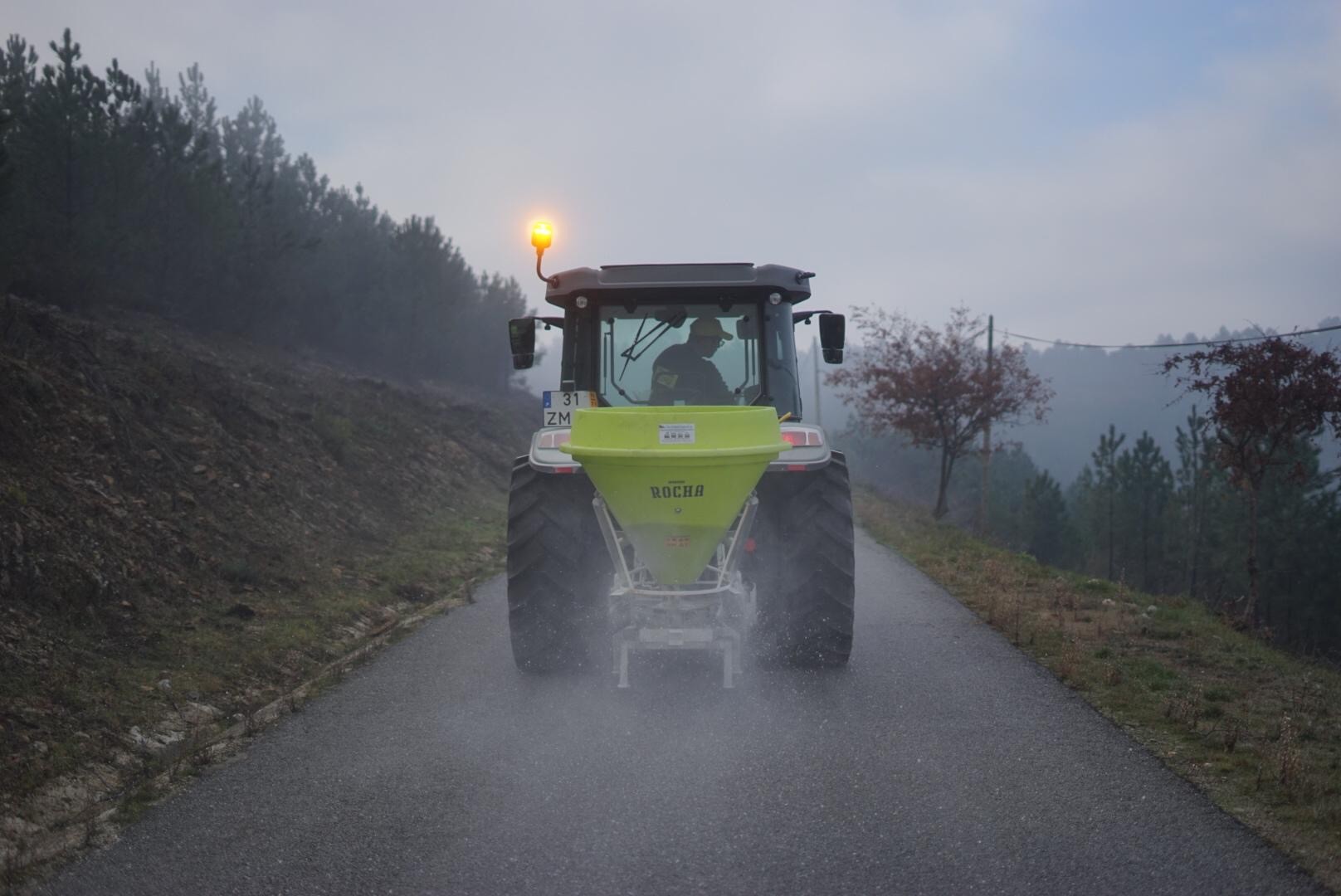 Medida de segurança: Município espalha sal nas estradas para prevenir acidentes