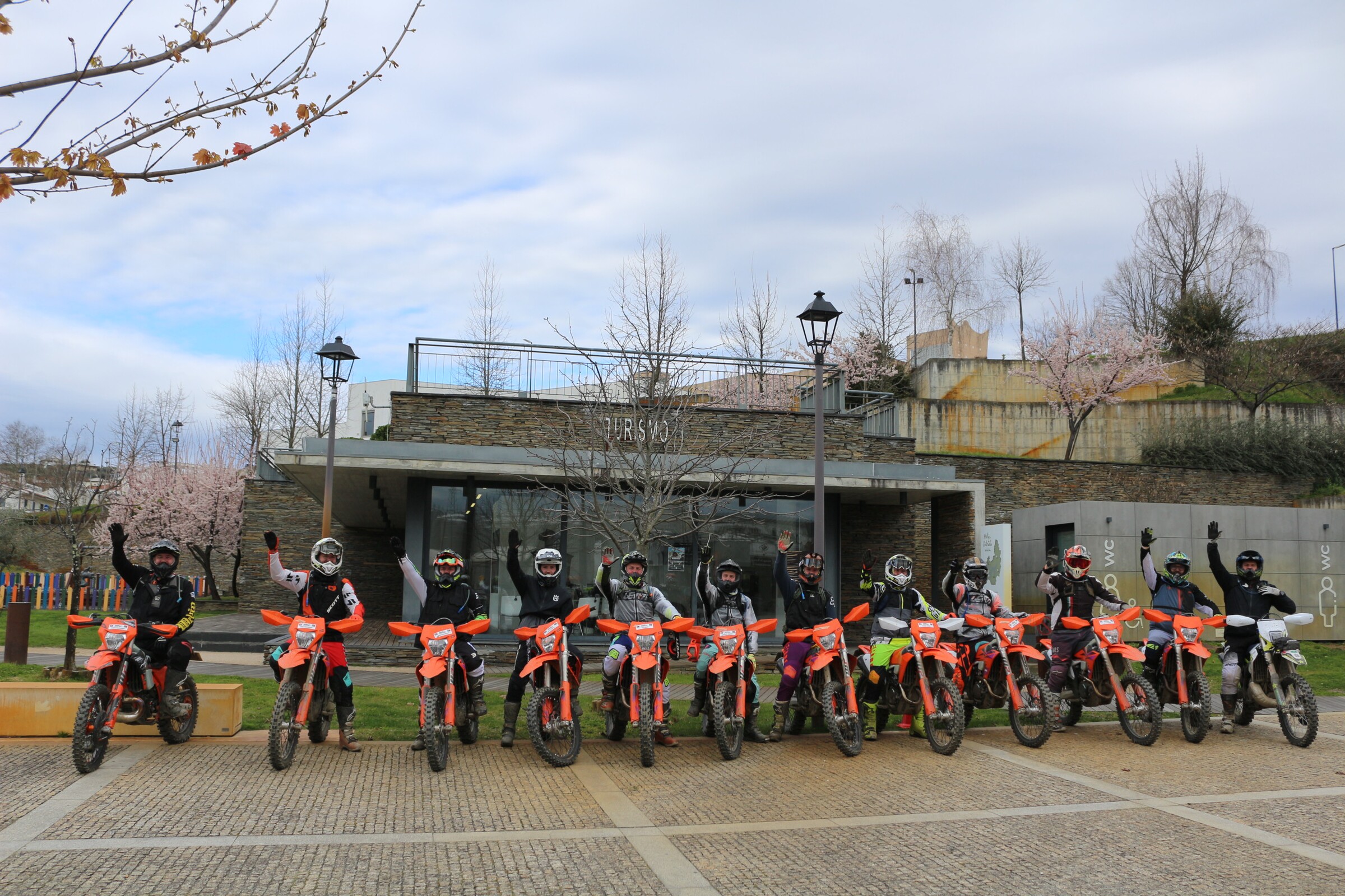 Motards provenientes da Suíça exploram trilhos de Murça