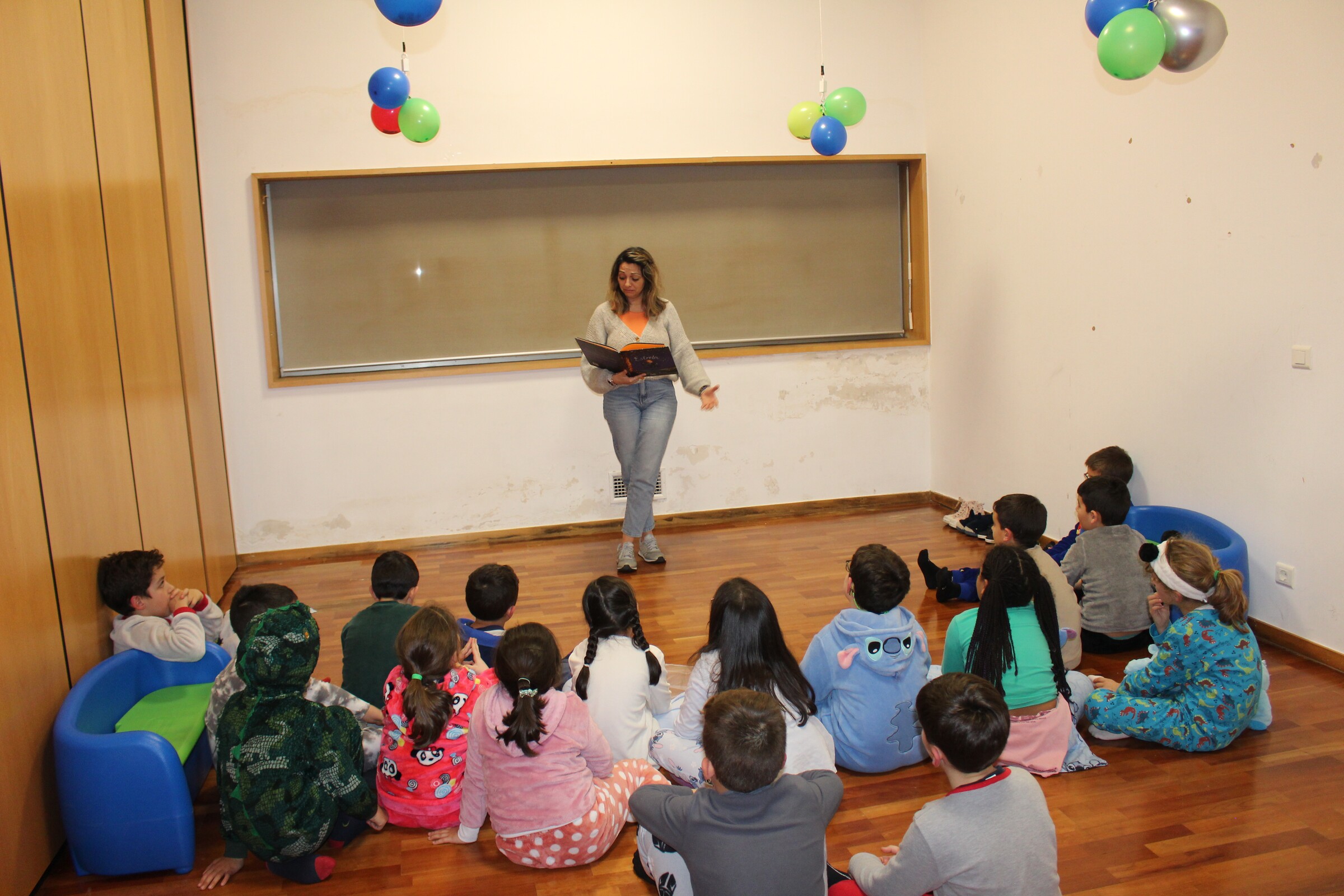 "Histórias em Pijama": Uma noite mágica de leitura e sonhos na Biblioteca 