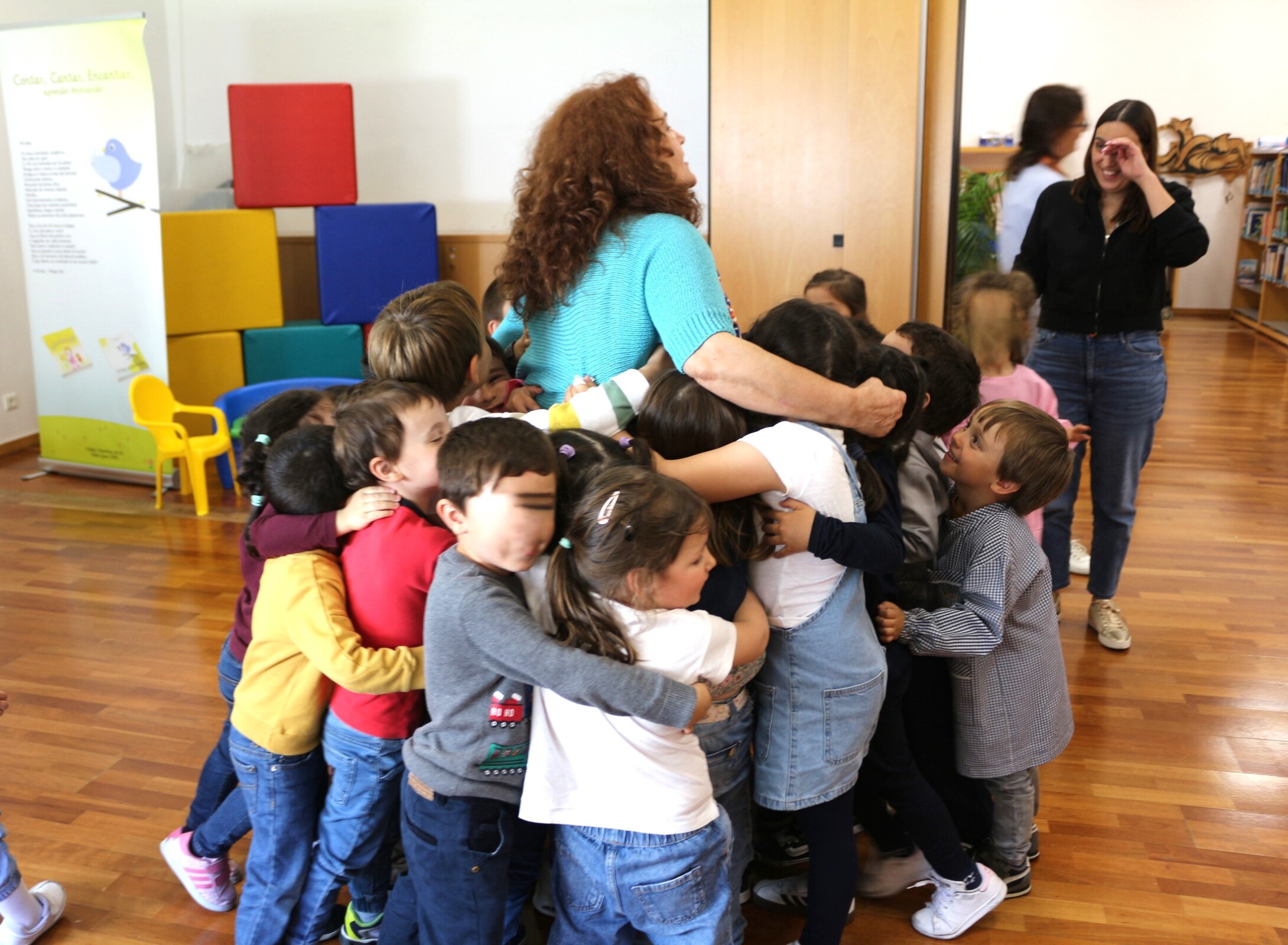 Crianças encantam na apresentação do livro "As estorinhas da Ni"
